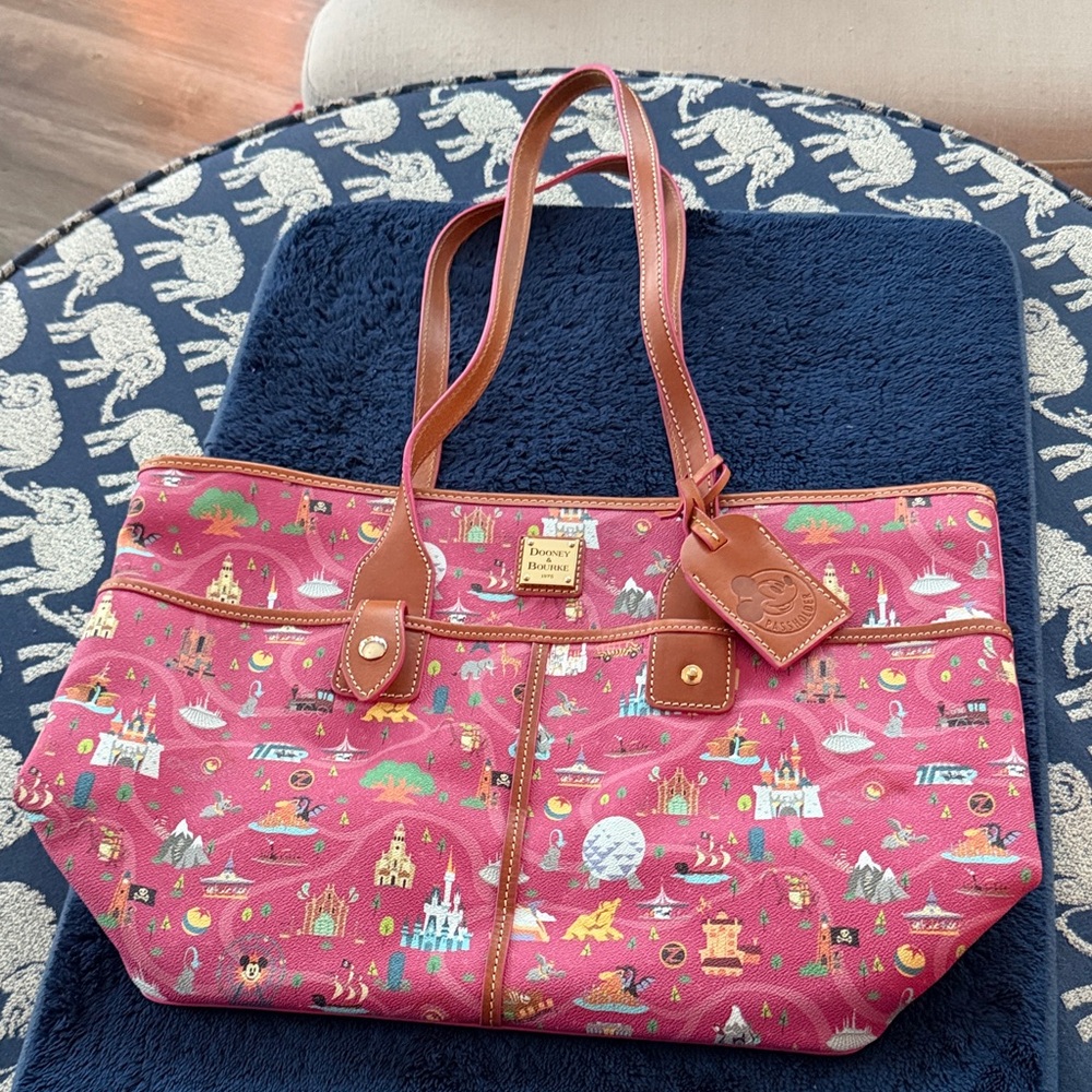 2020 Disney Dooney & Bourke PARK LIFE Tote Annual Passholder Exclusive